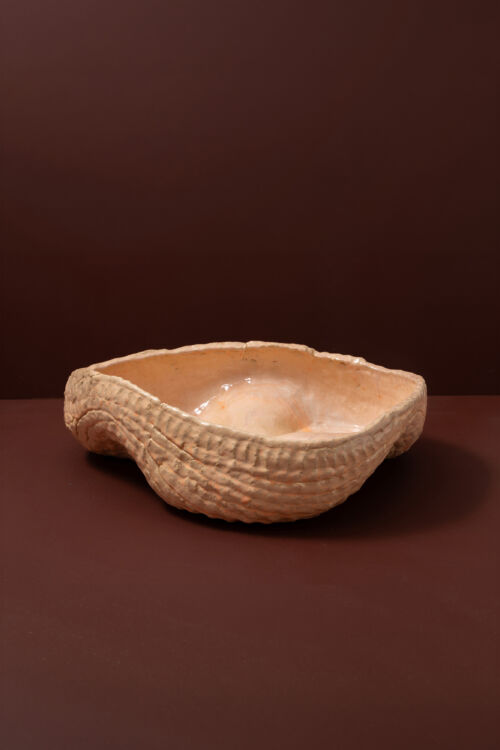 handmade ceramic bowl in pink by Dutch Invertuals in fotostudio